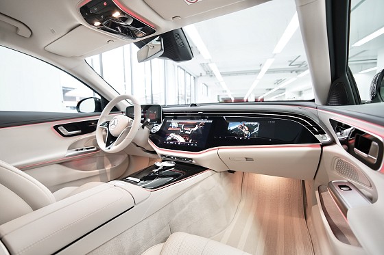 Mercedes-Benz E 200 !mbux superscreen! ! SUPERSCREEN ! 5.200 KM ! avantgarde advanced / Benzin/Petrol - Markeli-Automobile-München