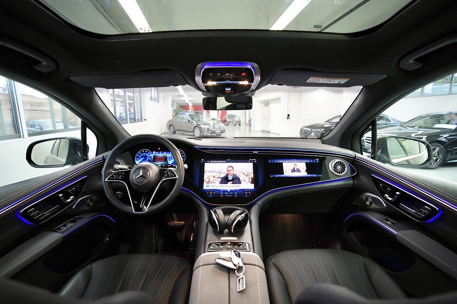 Mercedes-Benz EQS 450+ SUV HYPERSCREEN