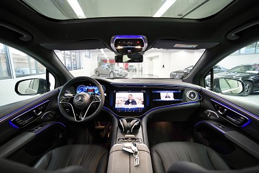 Bild 1: Mercedes-Benz EQS 450+ SUV HYPERSCREEN